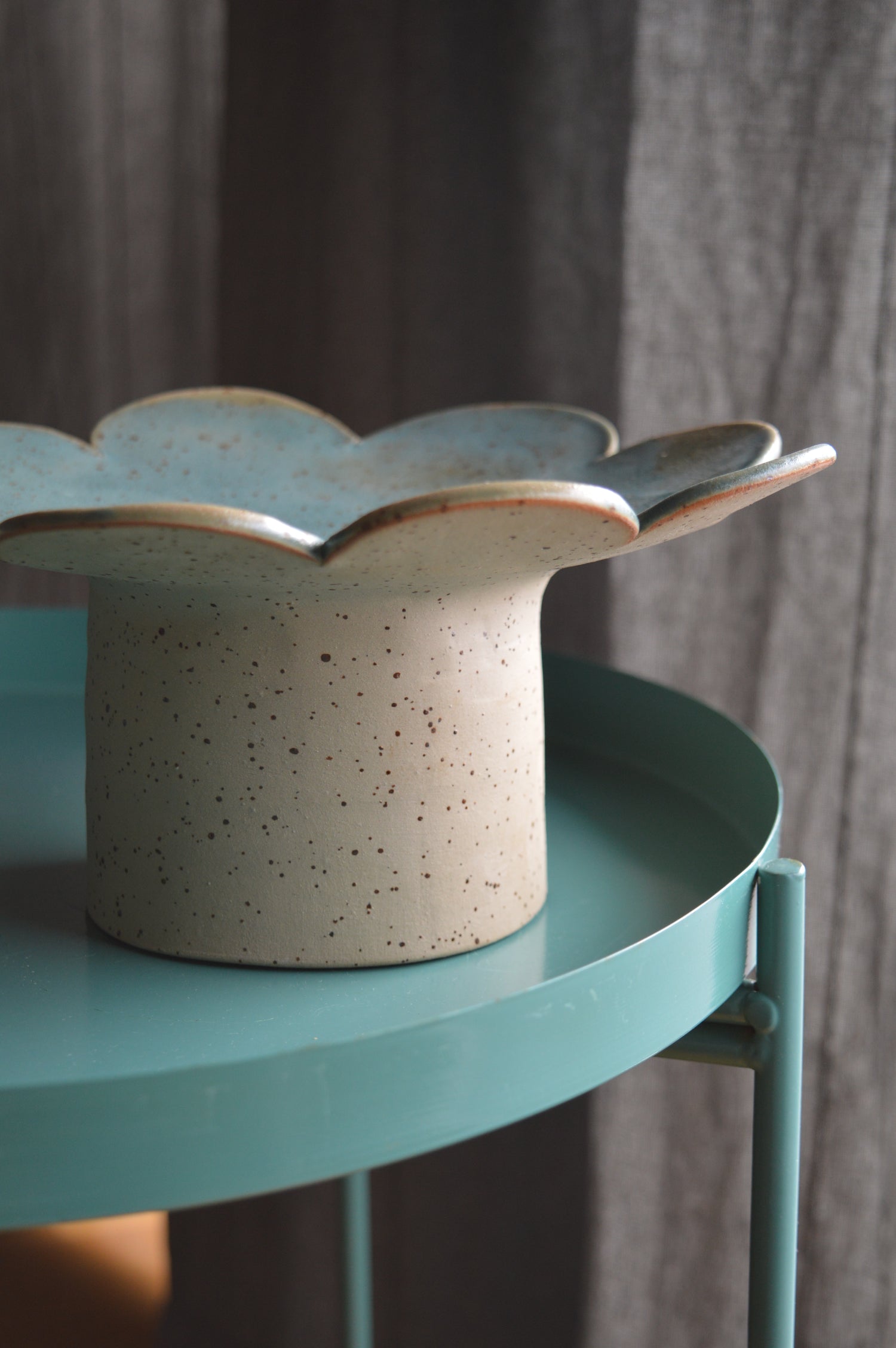 Pedestal bowls